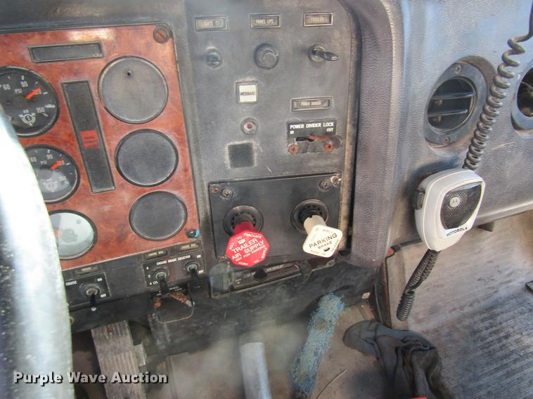 image for item DB5978 1994 International 9400 dry fertilizer tender truck