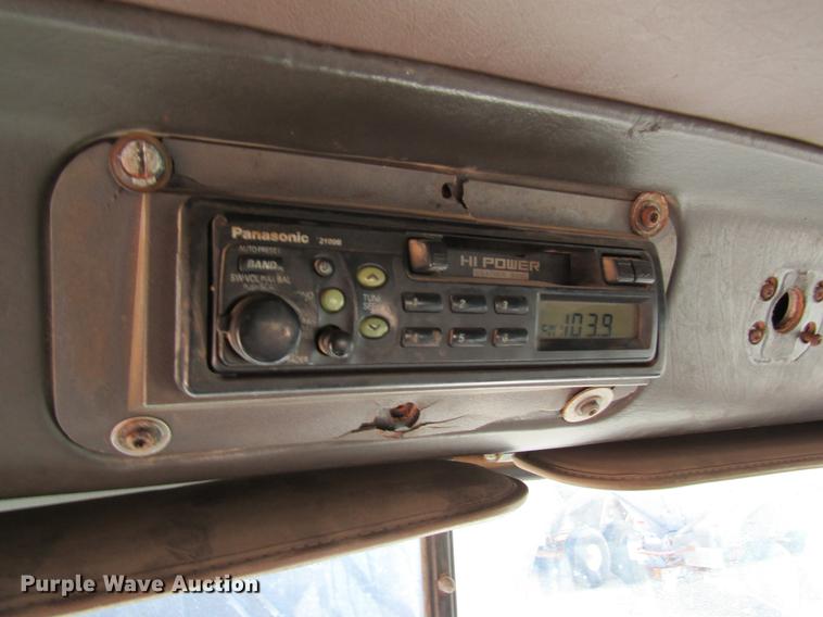 image for item DB5978 1994 International 9400 dry fertilizer tender truck