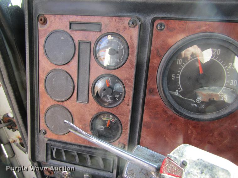 image for item DB5978 1994 International 9400 dry fertilizer tender truck