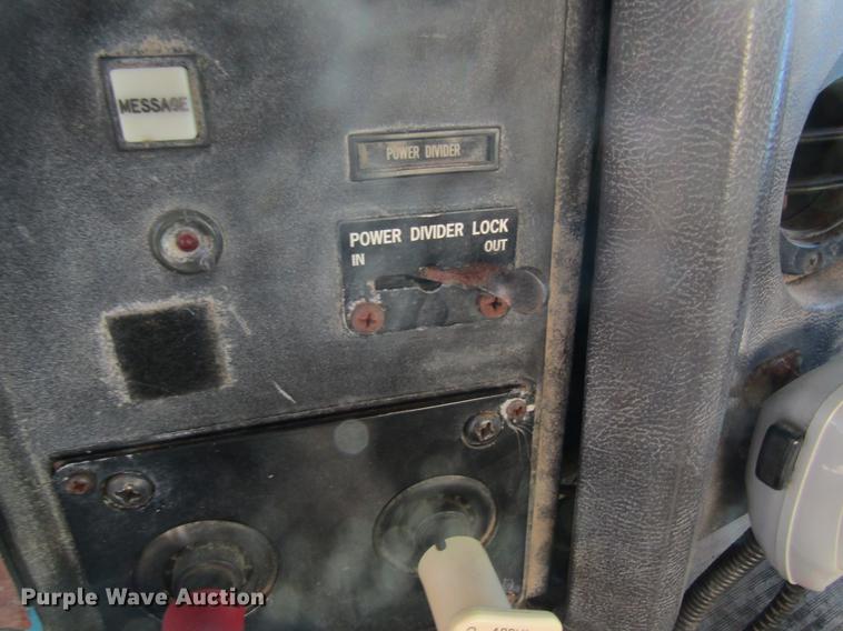 image for item DB5978 1994 International 9400 dry fertilizer tender truck