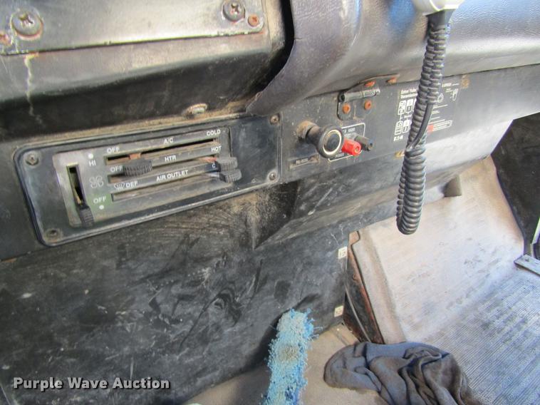 image for item DB5978 1994 International 9400 dry fertilizer tender truck