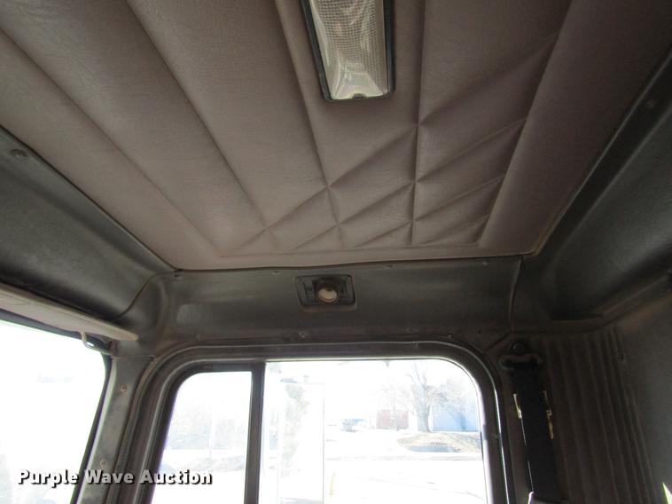 image for item DB5978 1994 International 9400 dry fertilizer tender truck