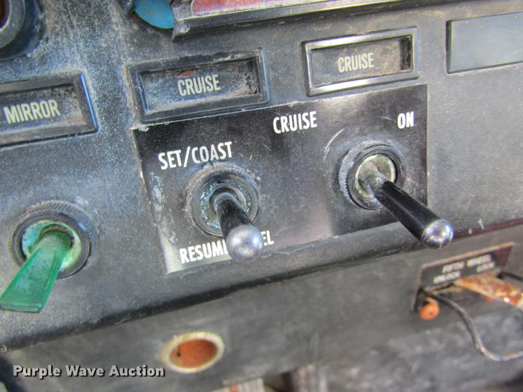 image for item DB5978 1994 International 9400 dry fertilizer tender truck