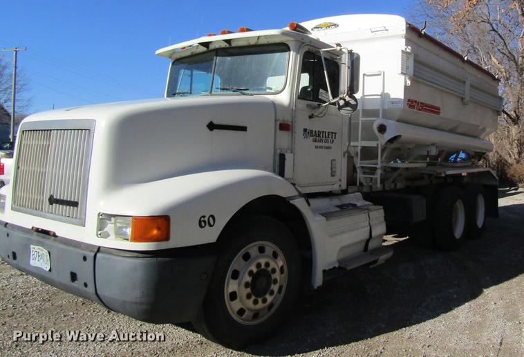 image for item DB5980 1994 International 9200 dry fertilizer tender truck