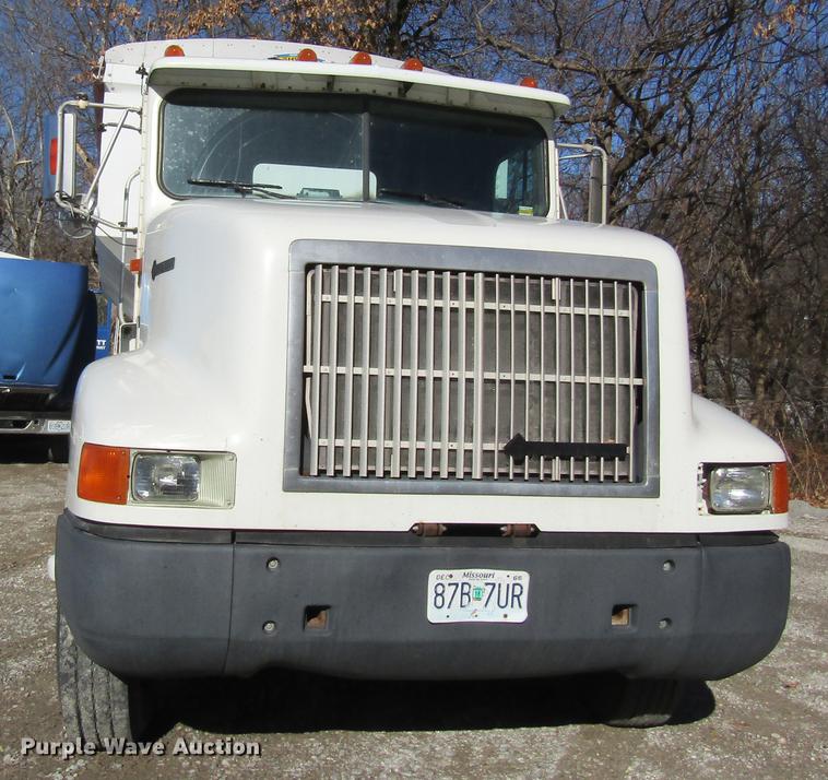 image for item DB5980 1994 International 9200 dry fertilizer tender truck