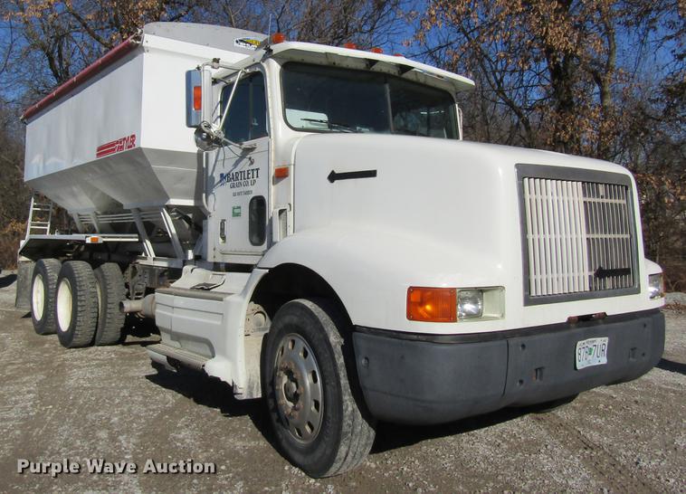 image for item DB5980 1994 International 9200 dry fertilizer tender truck