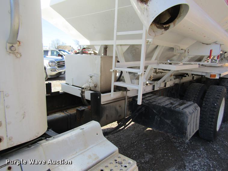 image for item DB5980 1994 International 9200 dry fertilizer tender truck