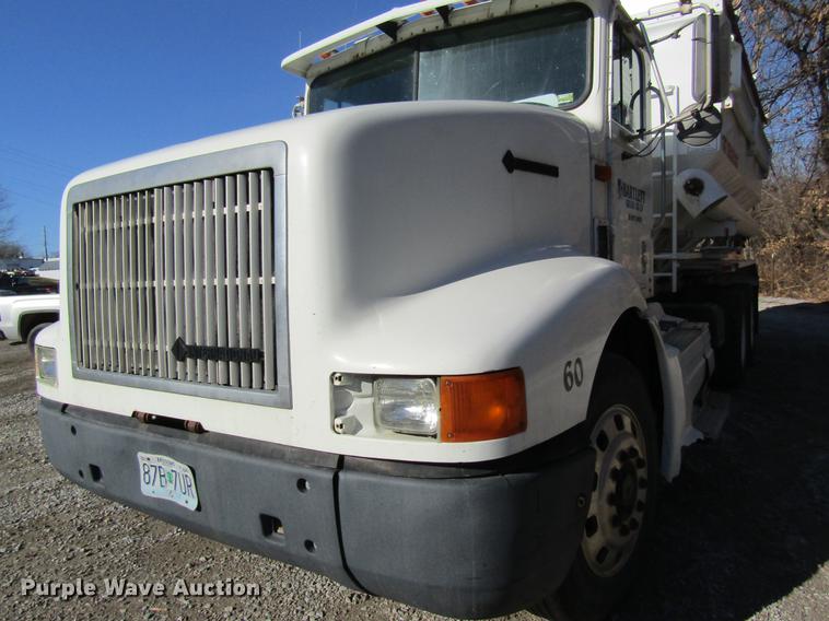 image for item DB5980 1994 International 9200 dry fertilizer tender truck