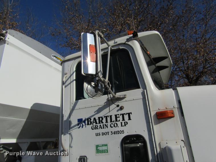 image for item DB5980 1994 International 9200 dry fertilizer tender truck