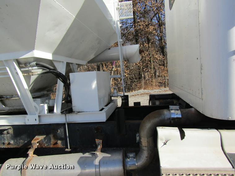 image for item DB5980 1994 International 9200 dry fertilizer tender truck