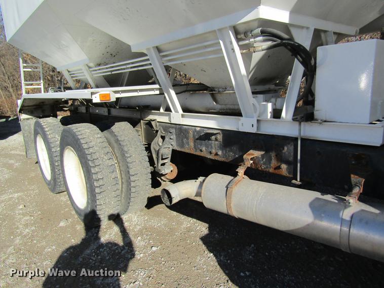 image for item DB5980 1994 International 9200 dry fertilizer tender truck