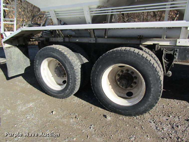 image for item DB5980 1994 International 9200 dry fertilizer tender truck
