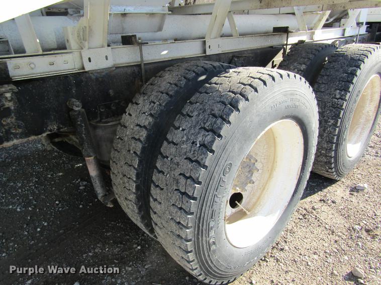 image for item DB5980 1994 International 9200 dry fertilizer tender truck