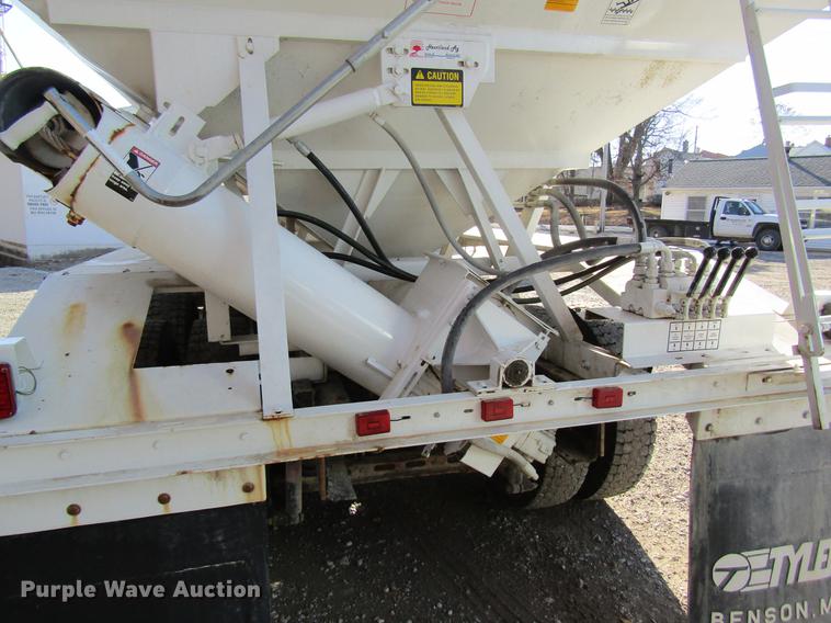 image for item DB5980 1994 International 9200 dry fertilizer tender truck