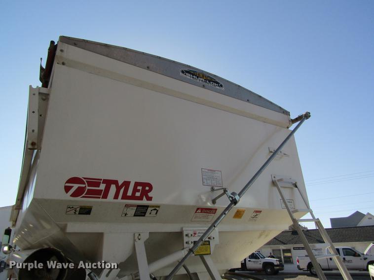 image for item DB5980 1994 International 9200 dry fertilizer tender truck