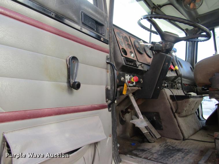 image for item DB5980 1994 International 9200 dry fertilizer tender truck