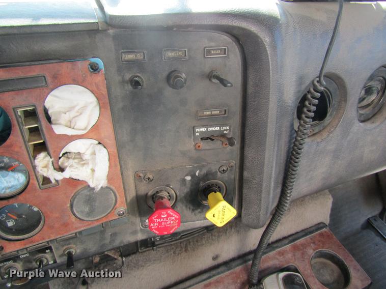 image for item DB5980 1994 International 9200 dry fertilizer tender truck