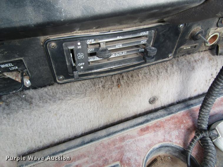 image for item DB5980 1994 International 9200 dry fertilizer tender truck