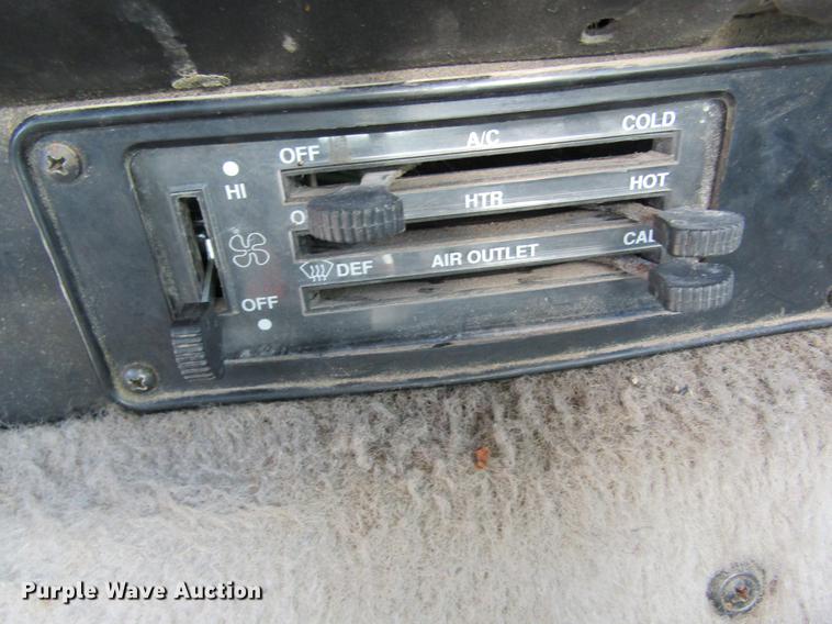 image for item DB5980 1994 International 9200 dry fertilizer tender truck