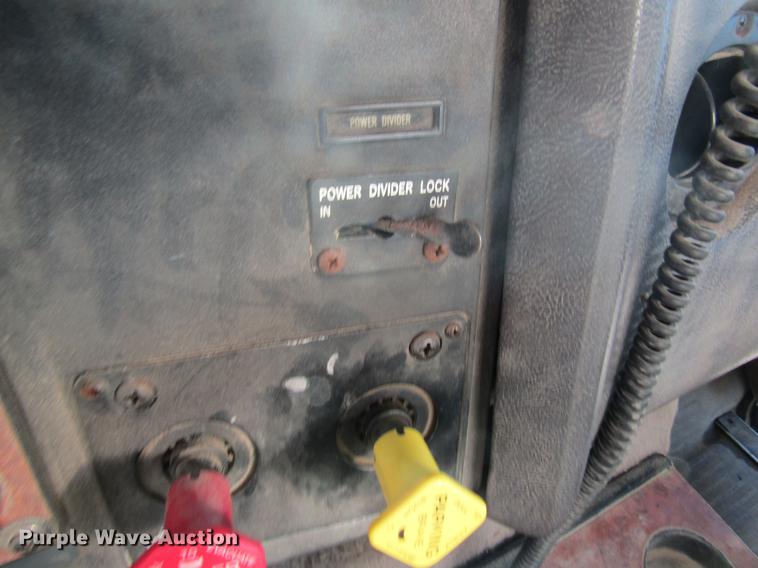 image for item DB5980 1994 International 9200 dry fertilizer tender truck