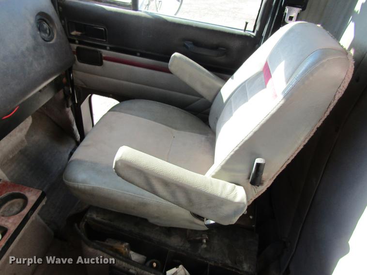 image for item DB5980 1994 International 9200 dry fertilizer tender truck