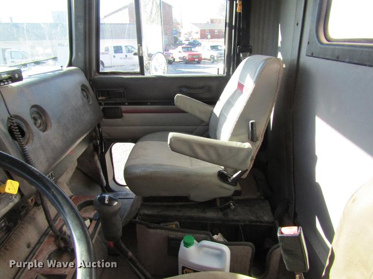 image for item DB5980 1994 International 9200 dry fertilizer tender truck