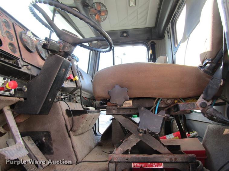 image for item DB5980 1994 International 9200 dry fertilizer tender truck