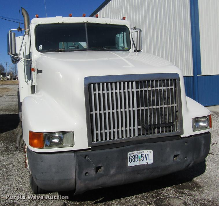 image for item DB5984 1995 International 9400 nurse tank truck