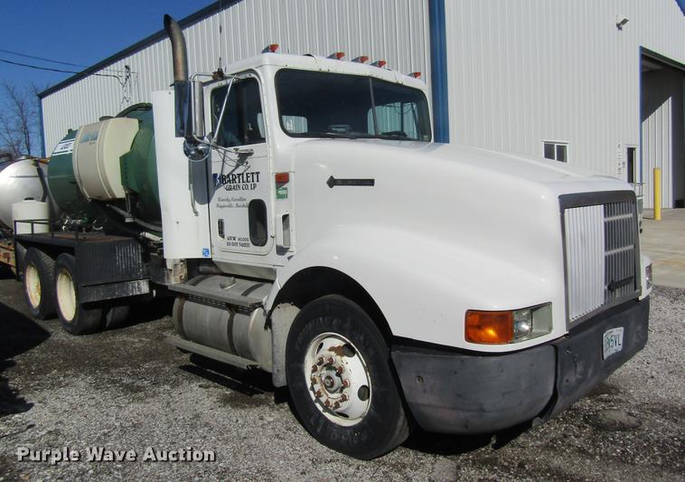 image for item DB5984 1995 International 9400 nurse tank truck