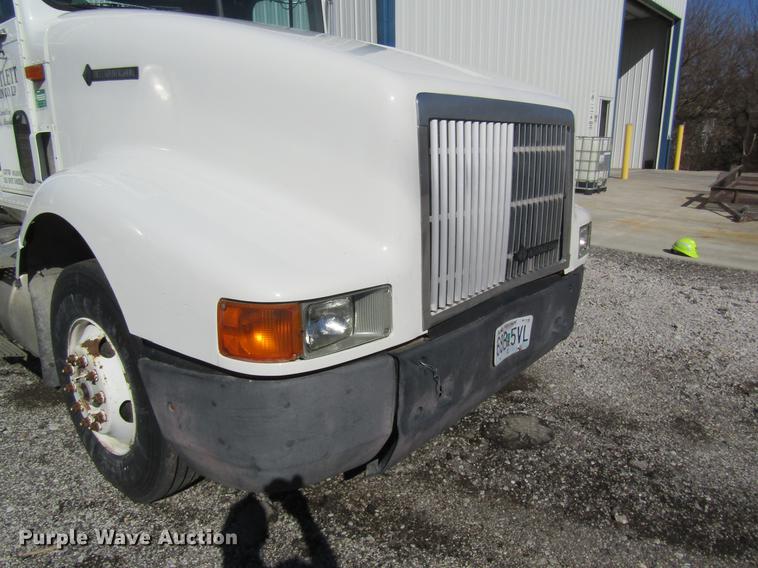 image for item DB5984 1995 International 9400 nurse tank truck