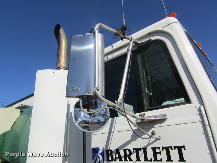 image for item DB5984 1995 International 9400 nurse tank truck