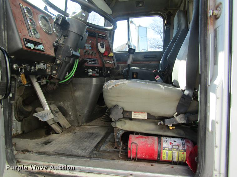 image for item DB5984 1995 International 9400 nurse tank truck