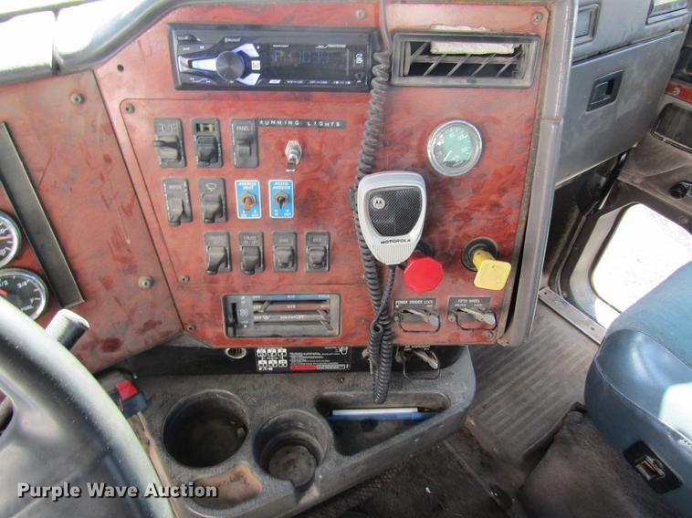 image for item DB5984 1995 International 9400 nurse tank truck