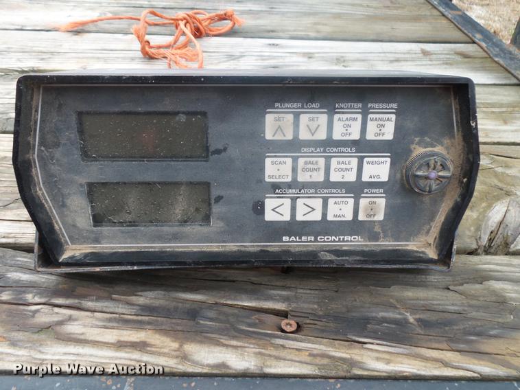 image for item DB7263 1998 Hesston 4900 large square baler