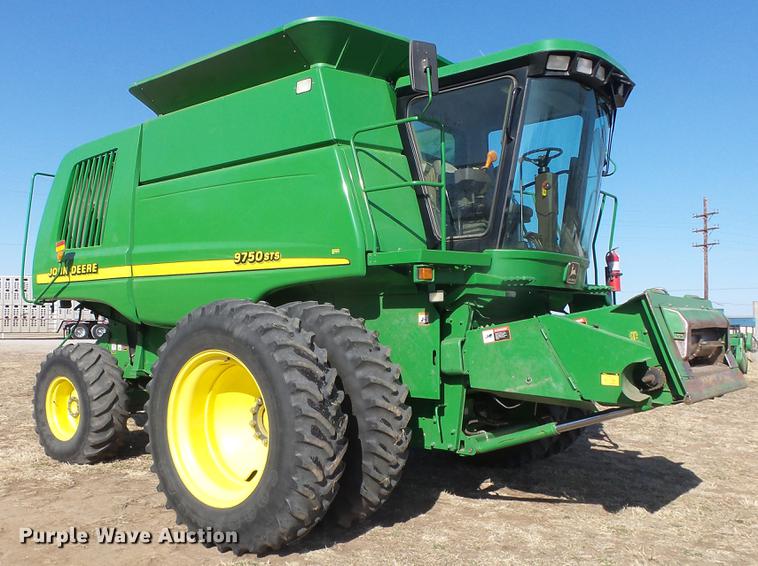 image for item DC0665 2001 John Deere 9750 STS combine