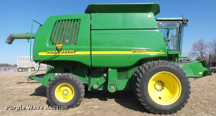 image for item DC0665 2001 John Deere 9750 STS combine