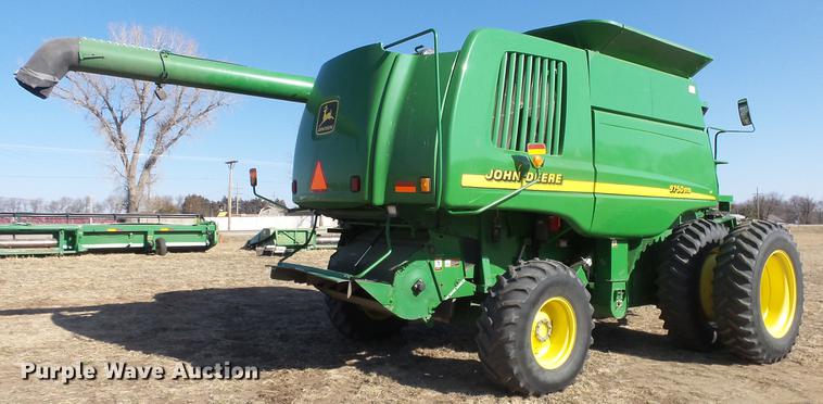 image for item DC0665 2001 John Deere 9750 STS combine