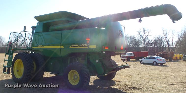 image for item DC0665 2001 John Deere 9750 STS combine
