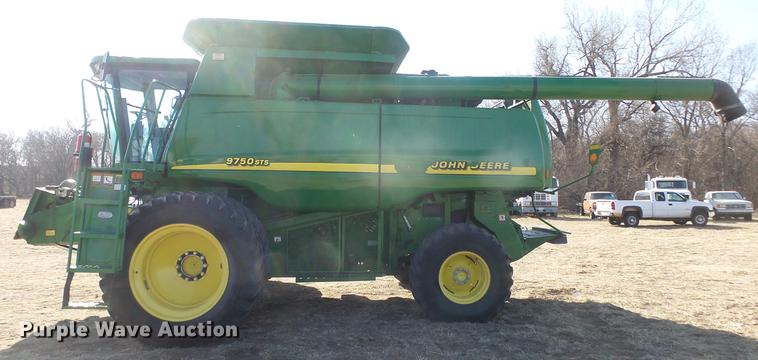 image for item DC0665 2001 John Deere 9750 STS combine