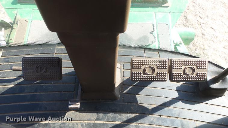 image for item DC0665 2001 John Deere 9750 STS combine