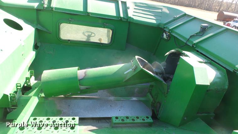 image for item DC0665 2001 John Deere 9750 STS combine