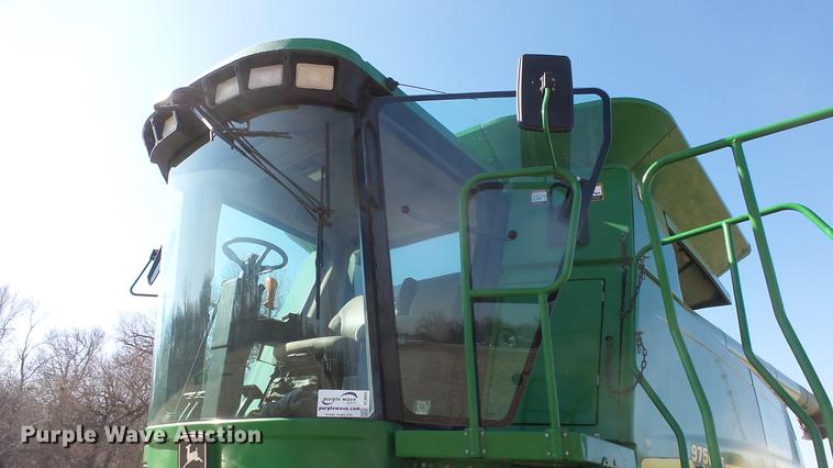 image for item DC0665 2001 John Deere 9750 STS combine