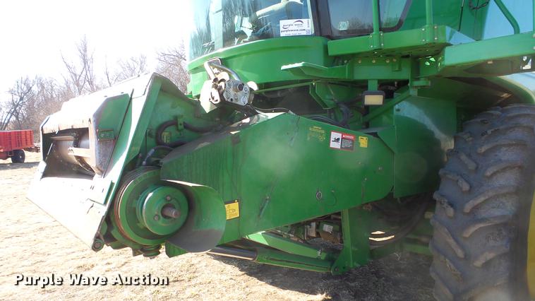 image for item DC0665 2001 John Deere 9750 STS combine