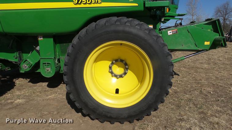 image for item DC0665 2001 John Deere 9750 STS combine