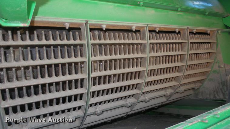 image for item DC0665 2001 John Deere 9750 STS combine