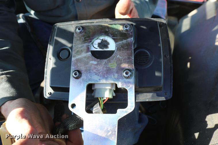 image for item DC3505 2015 New Holland Rollbelt 560 specialty crop round baler