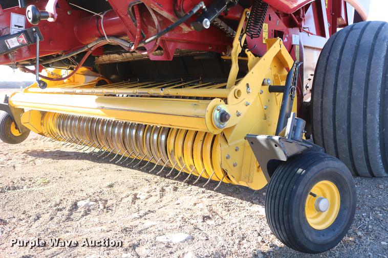 image for item DC3505 2015 New Holland Rollbelt 560 specialty crop round baler