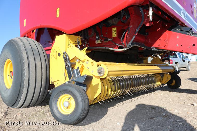image for item DC3505 2015 New Holland Rollbelt 560 specialty crop round baler