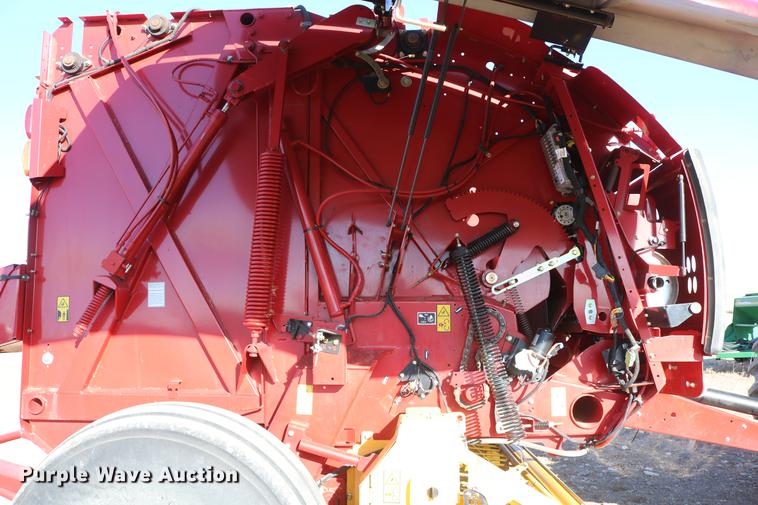 image for item DC3505 2015 New Holland Rollbelt 560 specialty crop round baler