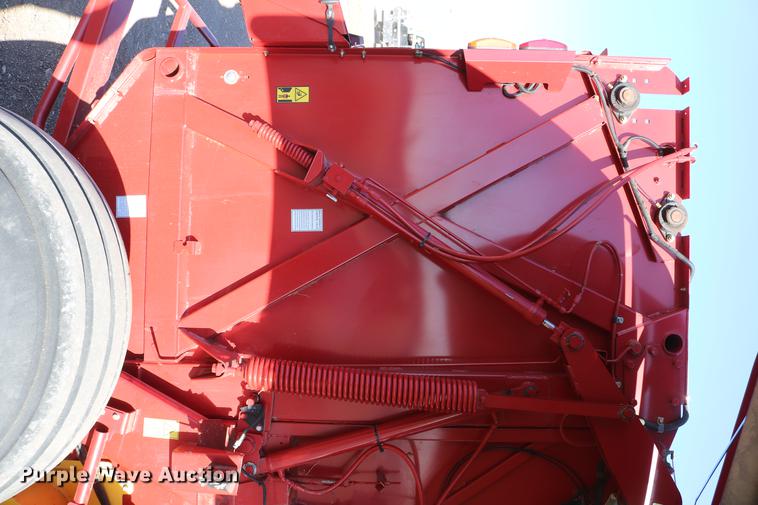 image for item DC3505 2015 New Holland Rollbelt 560 specialty crop round baler